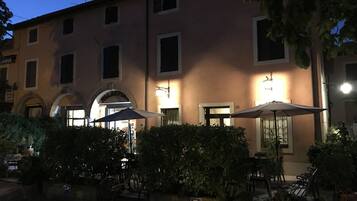 Fassade der Unterkunft – Abend/Nacht