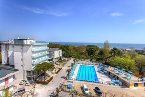 Outdoor pool, open 9:00 AM to 6:30 PM, pool umbrellas - Hotel Beau Soleil (Cesenatico)