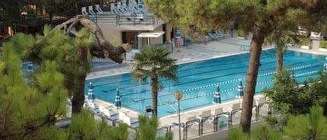 Piscine extérieure, parasols de plage, chaises longues