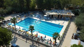 Udendørs pool, åben fra kl. 09.00 til kl. 18.30, parasoller