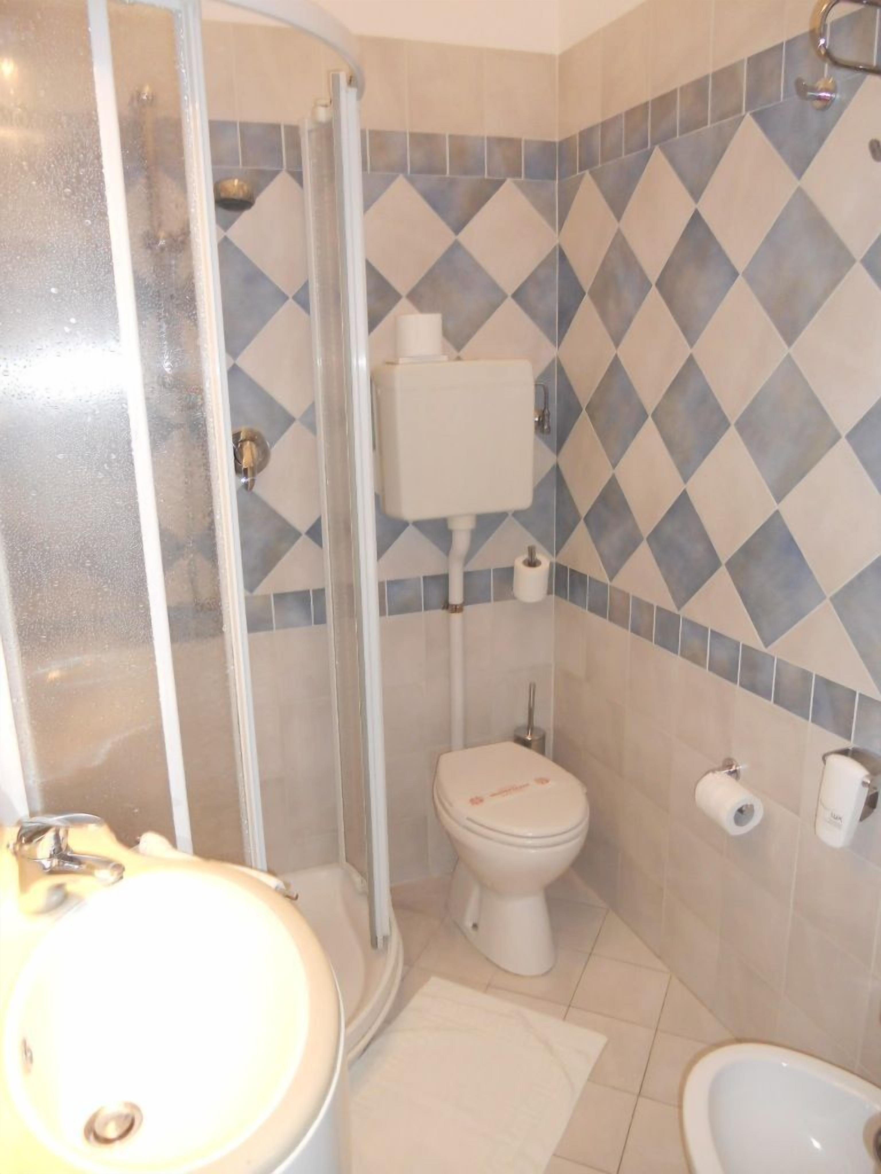 triple room | bathroom | shower, hair dryer, bidet, towels