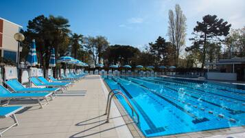 AuĂenpool, geöffnet von 09:00 Uhr bis 18:30 Uhr, Sonnenschirme