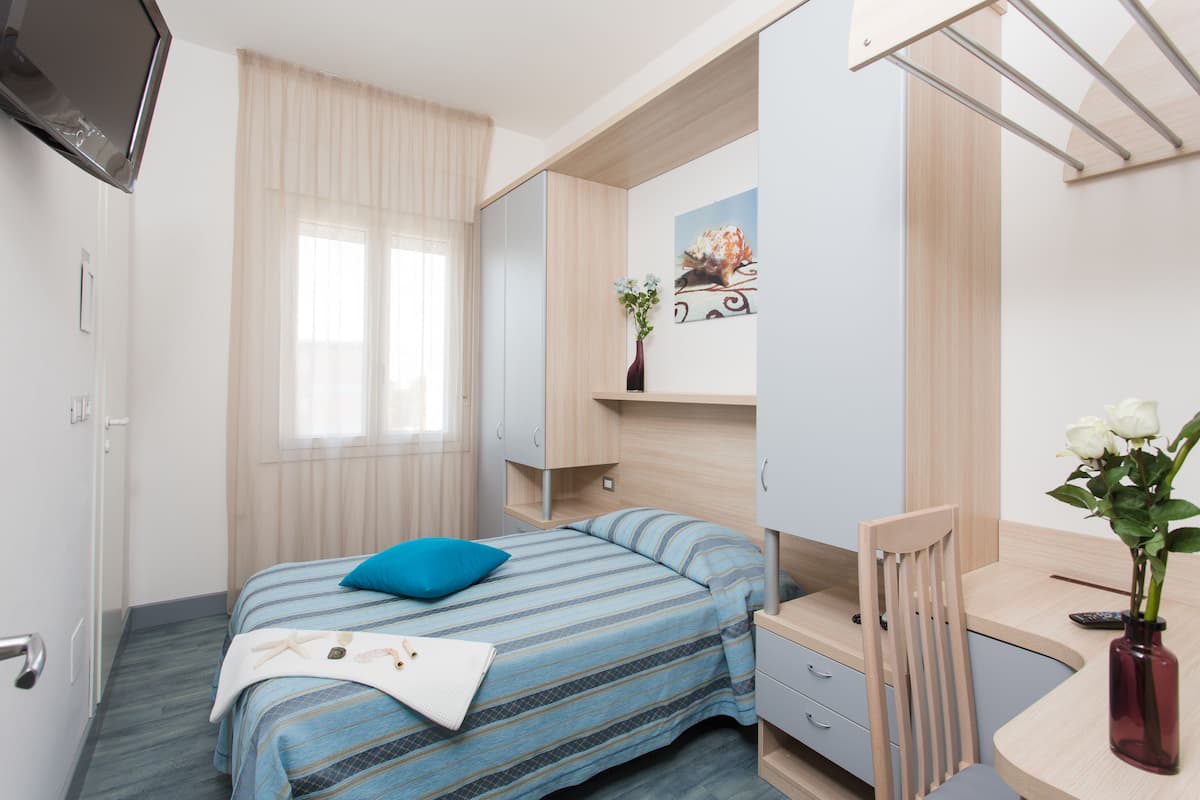 single room | in-room safe, desk, soundproofing, free wifi