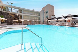 Utendørsbasseng, bassengparasoller og solsenger