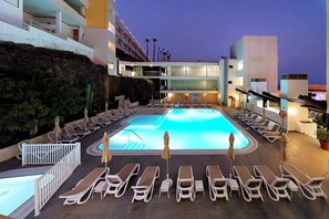 Piscine extérieure, parasols de plage, chaises longues