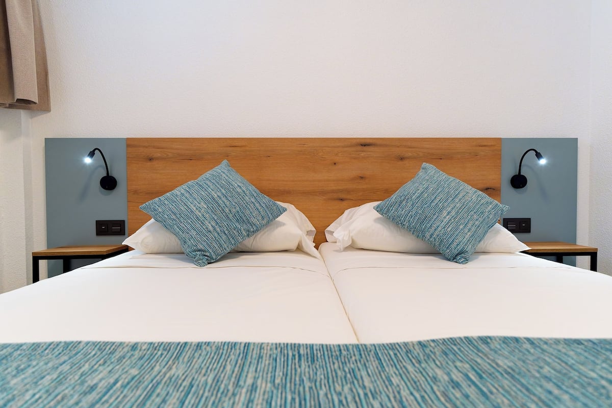 Een bureau, gratis babybedden, gratis wifi, beddengoed