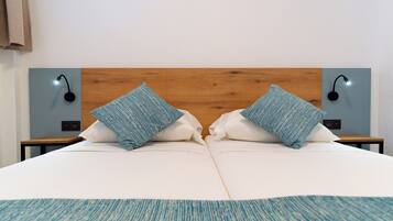 Een bureau, gratis babybedden, gratis wifi, beddengoed
