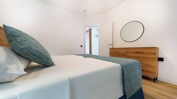 Een bureau, gratis babybedden, gratis wifi, beddengoed