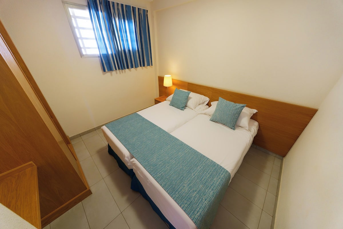 Een bureau, gratis babybedden, gratis wifi, beddengoed