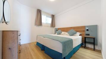 Een bureau, gratis babybedden, gratis wifi, beddengoed