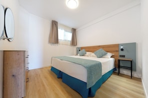 Een bureau, gratis babybedden, gratis wifi, beddengoed
