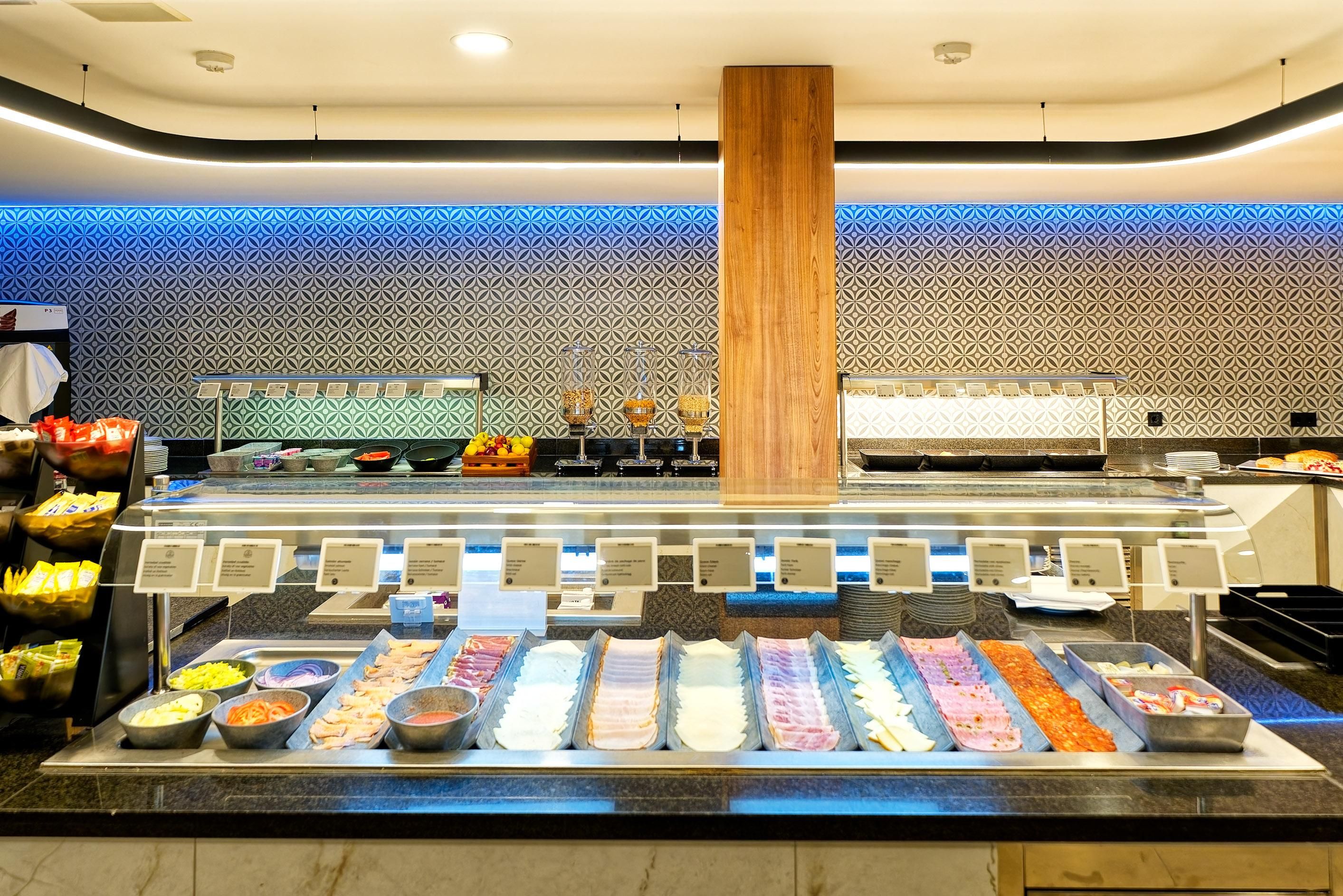 Angolo buffet con diverse opzioni gastronomiche e una colonna centrale.