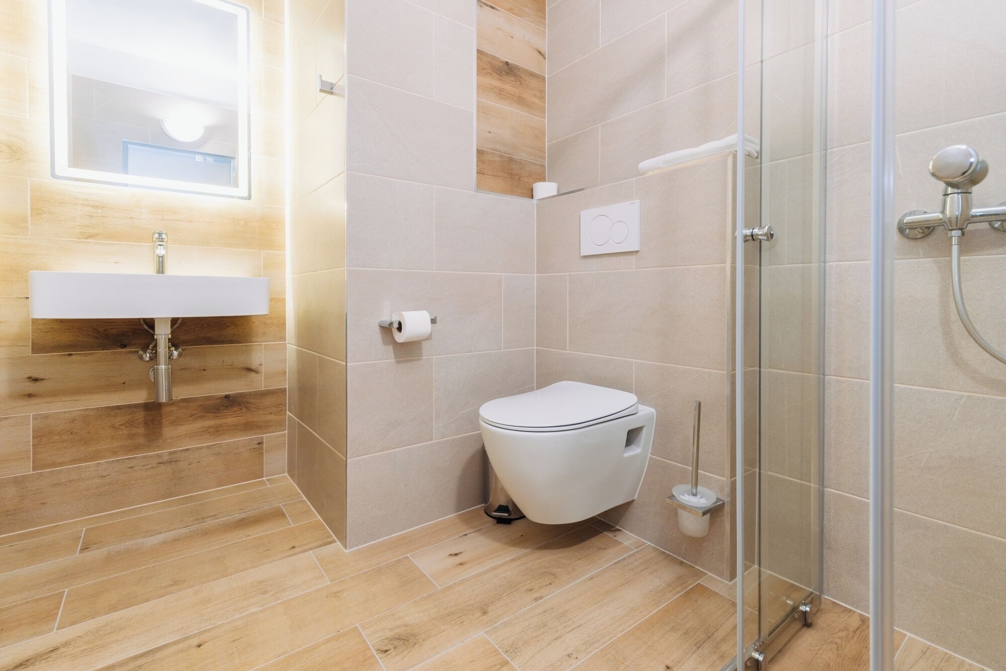 Superior Double Room | Bathroom | Shower, hair dryer, towels