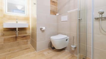 Superior Double Room | Bathroom | Shower, hair dryer, towels