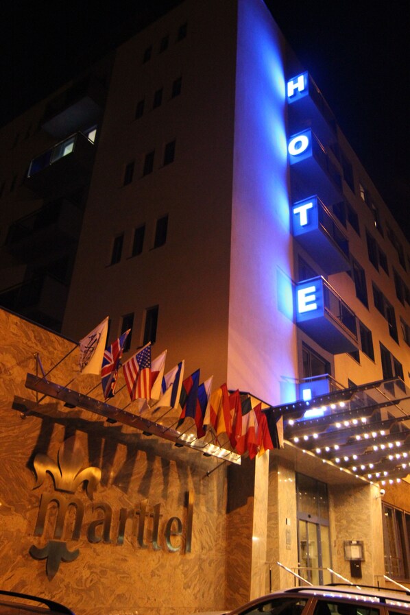 施設の正面 (日没後)