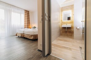 Superior Double Room | Bathroom | Shower, hair dryer, towels - Hotel Marttel (Karlovy Vary)