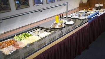 Päivittäinen mannermainen aamiainen (8 EUR per henkilö)