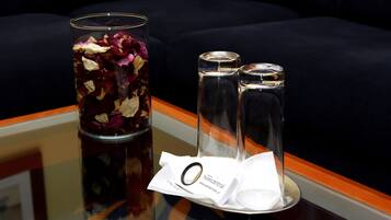 Minibar, safe på rommet, skrivebord og ekstrasenger (mot et tillegg)