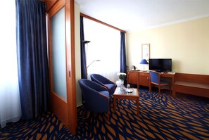 Deluxe Double Room | Minibar, in-room safe, desk, rollaway beds