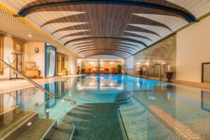 Kolam renang indoor, dengan kursi berjemur