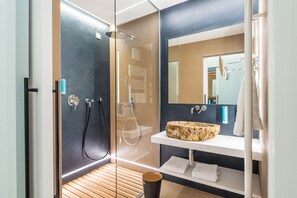 Hair dryer, slippers, bidet, soap - Adler Suite & Stube (Villabassa)