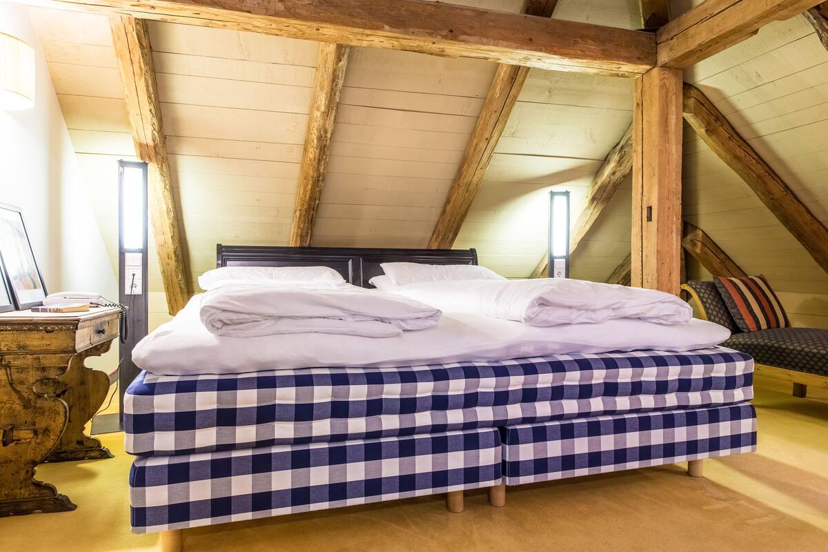 Minibar, in-room safe, soundproofing, WiFi (free)