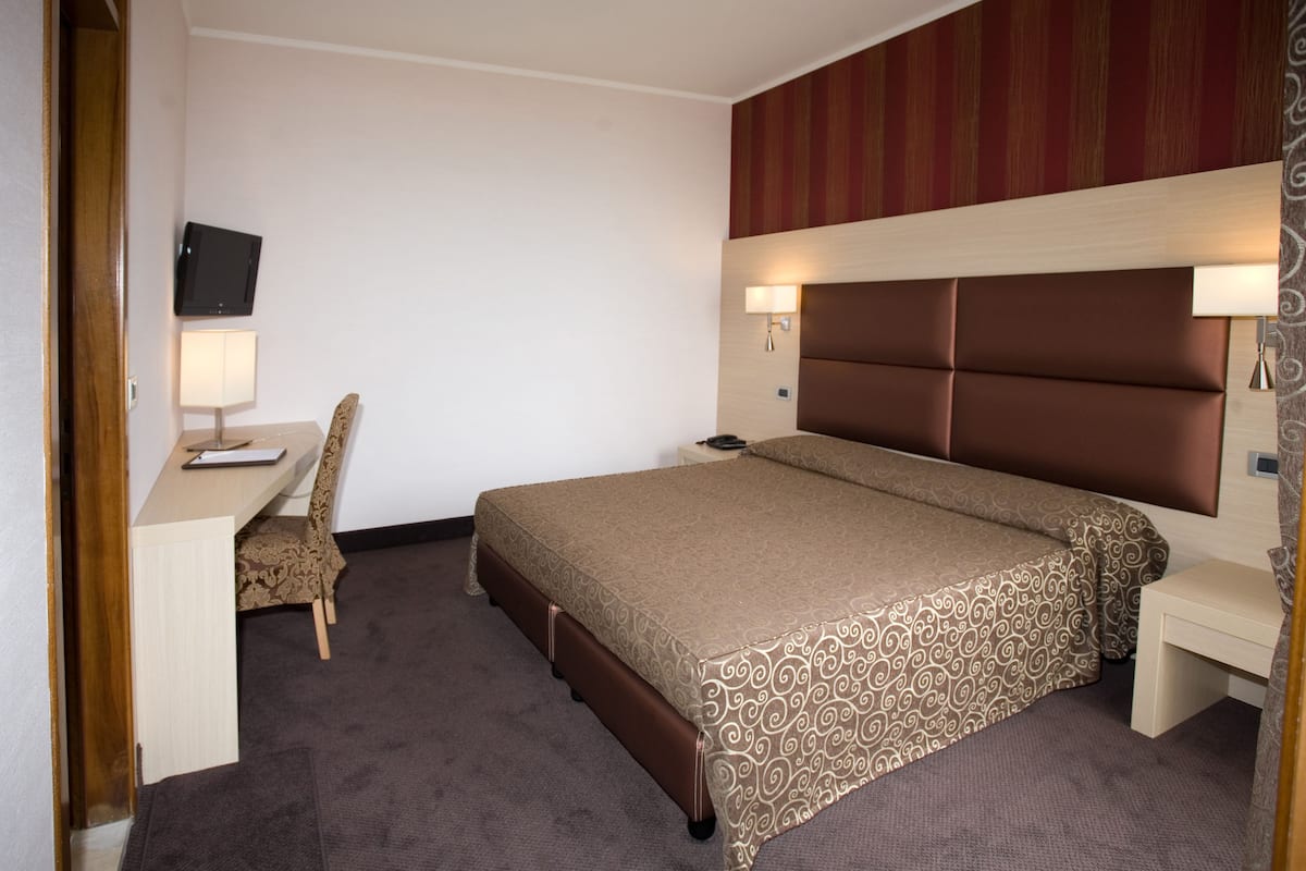Suite junior, vistas parciales al mar | Minibar, caja fuerte, escritorio y sistema de insonorización