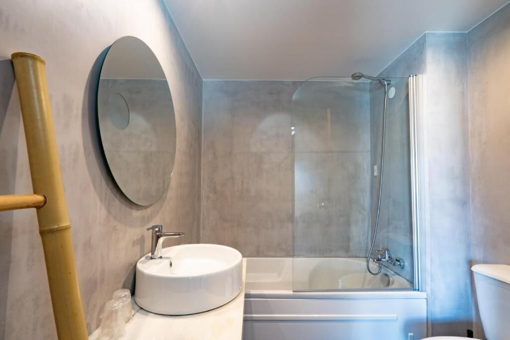 free toiletries, towels