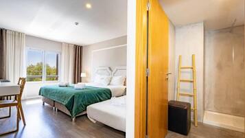 Escritorio, wifi gratis y ropa de cama