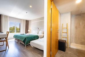 Chambre Triple, vue ville | Bureau, Wi-Fi gratuit, draps fournis
