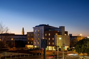 住宿正面 - 傍晚/夜晚