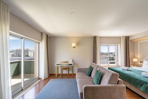 Basic-Vierbettzimmer, Stadtblick | Wohnbereich | LCD-Fernseher