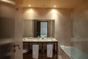 Deep-soaking bathtub, free toiletries, hair dryer, towels - Hotel RH Don Carlos & SPA By Hoteles RH (Peniscola)