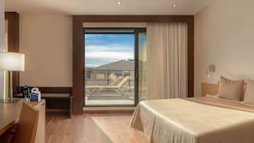 1 dormitorio, minibar, caja fuerte y escritorio