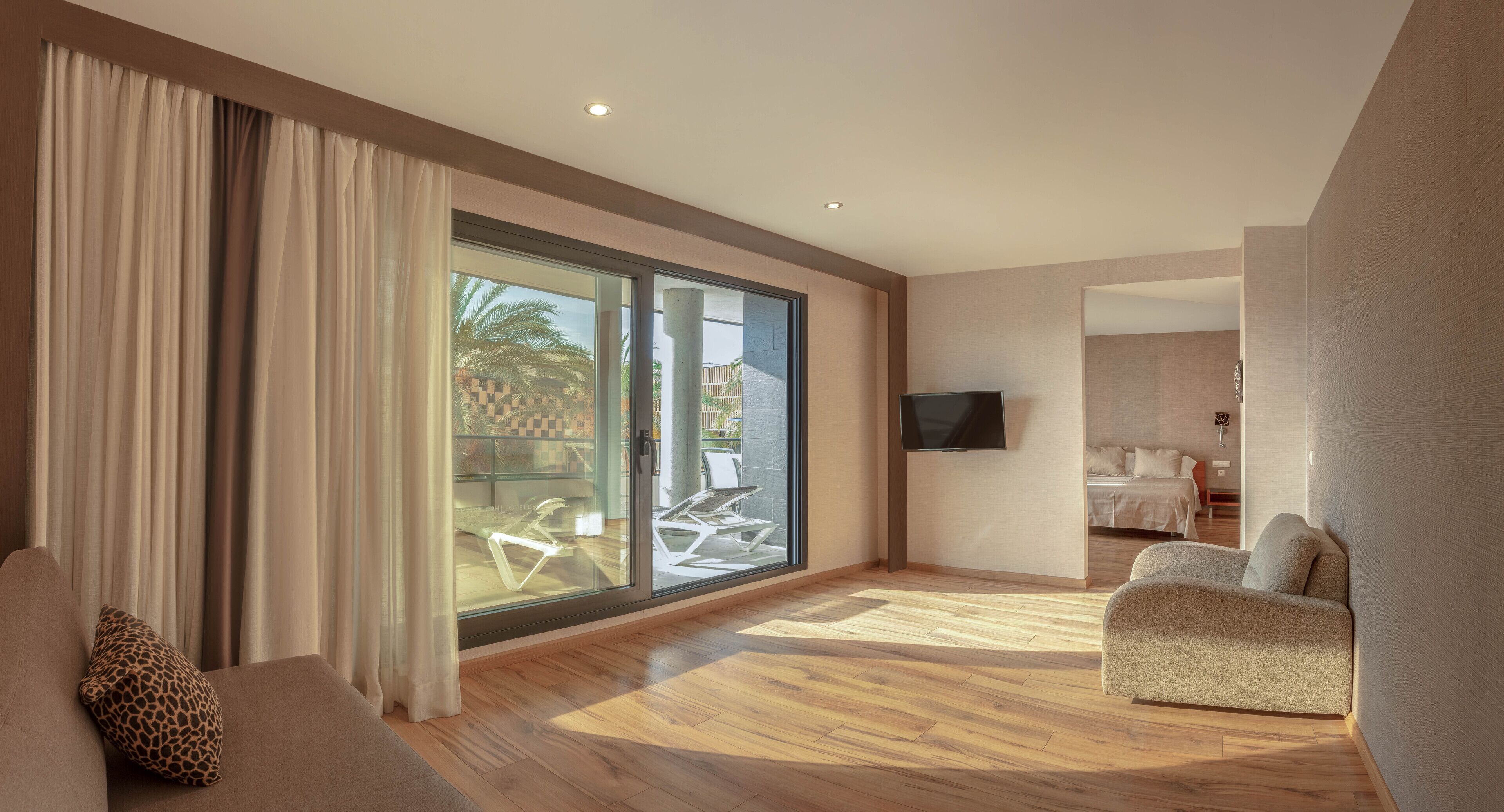 minibar, in-room safe, desk, free wifi