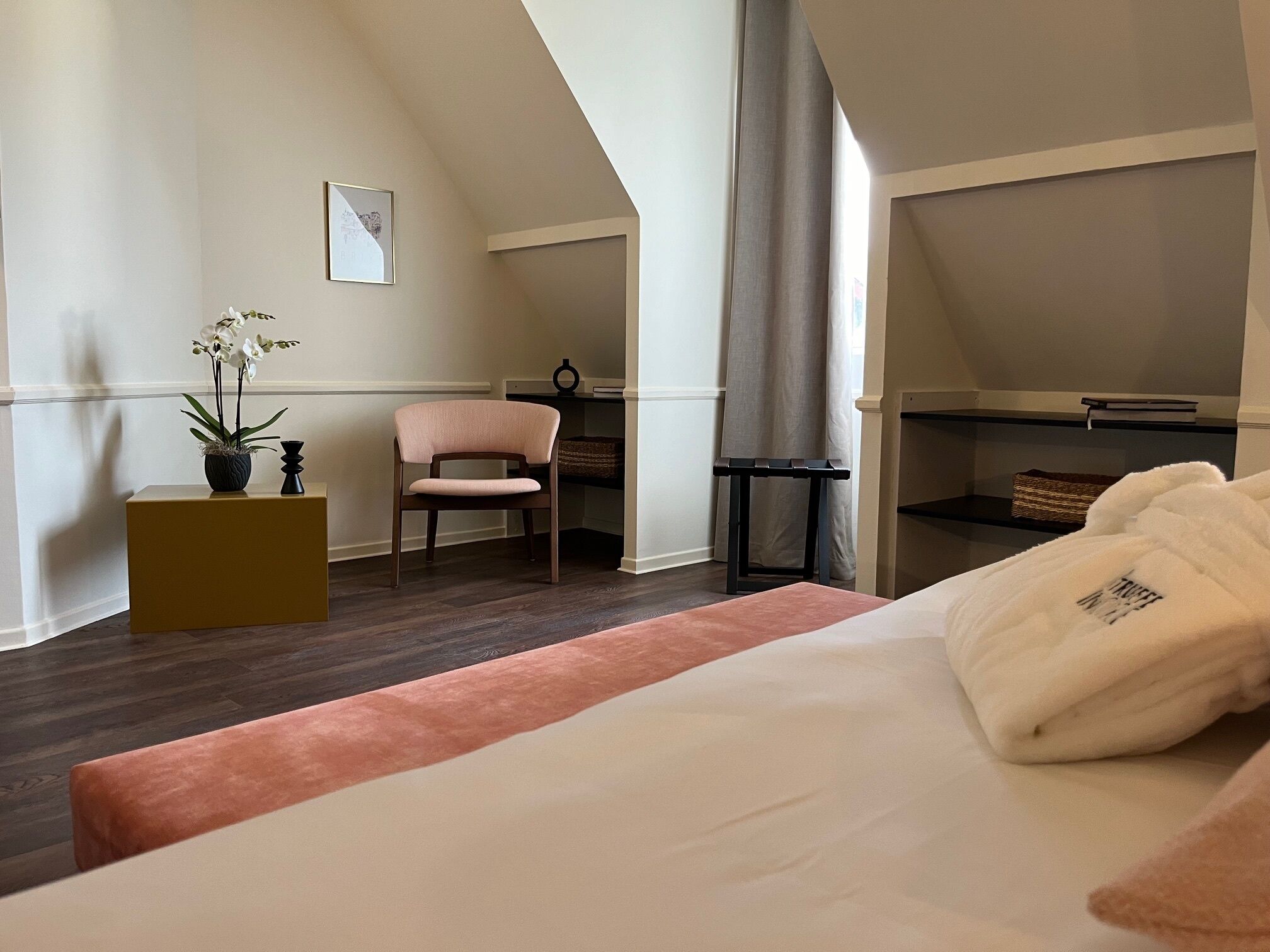 executive room | 1 bedroom, pillow-top beds, minibar, desk