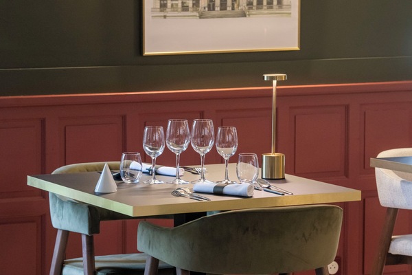 Sarapan, makan tengah hari, makan malam dihidangkan; masakan Perancis