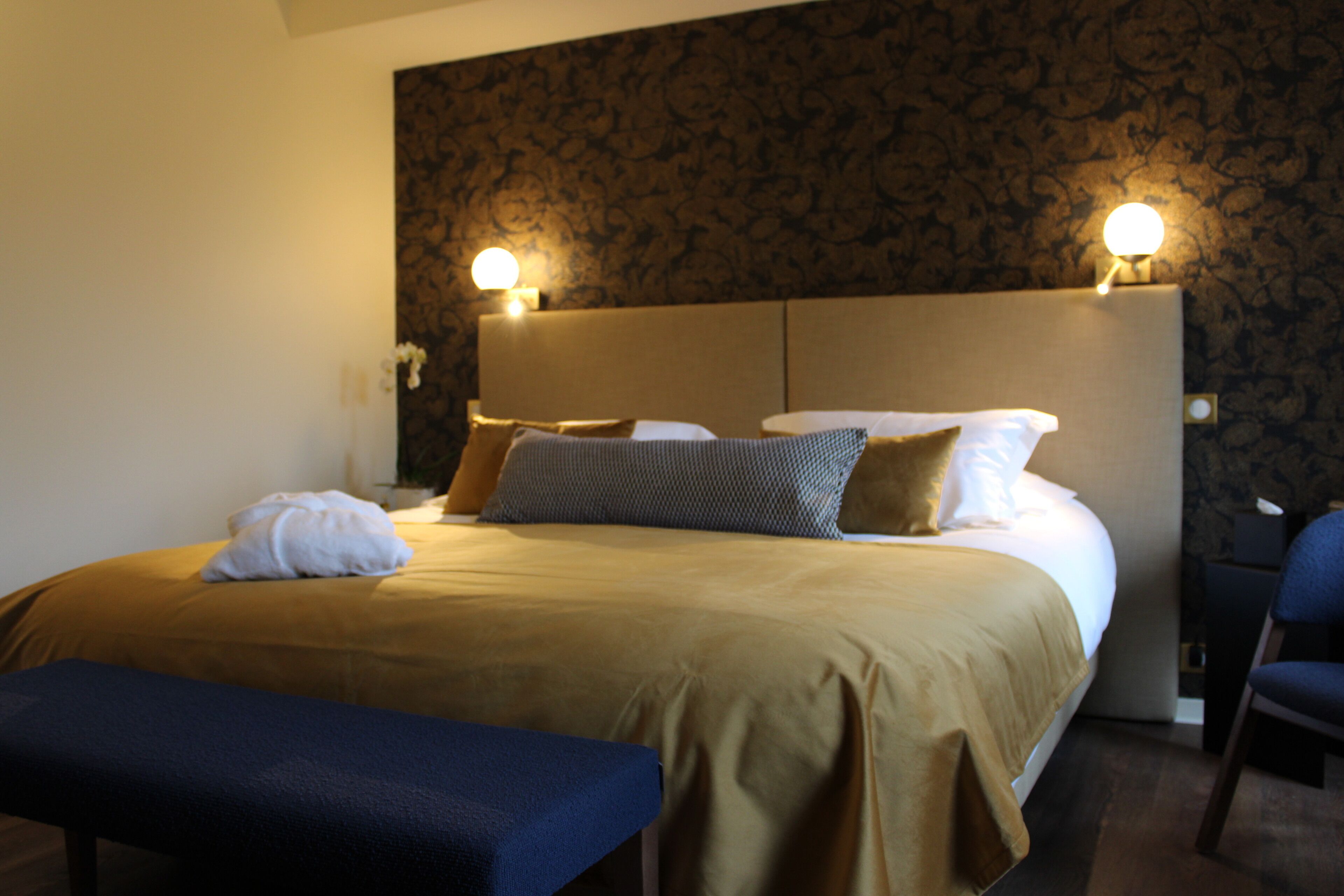executive room | 1 bedroom, pillow-top beds, minibar, desk