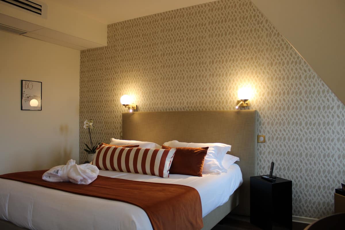 standard room | 1 bedroom, pillow-top beds, minibar, desk