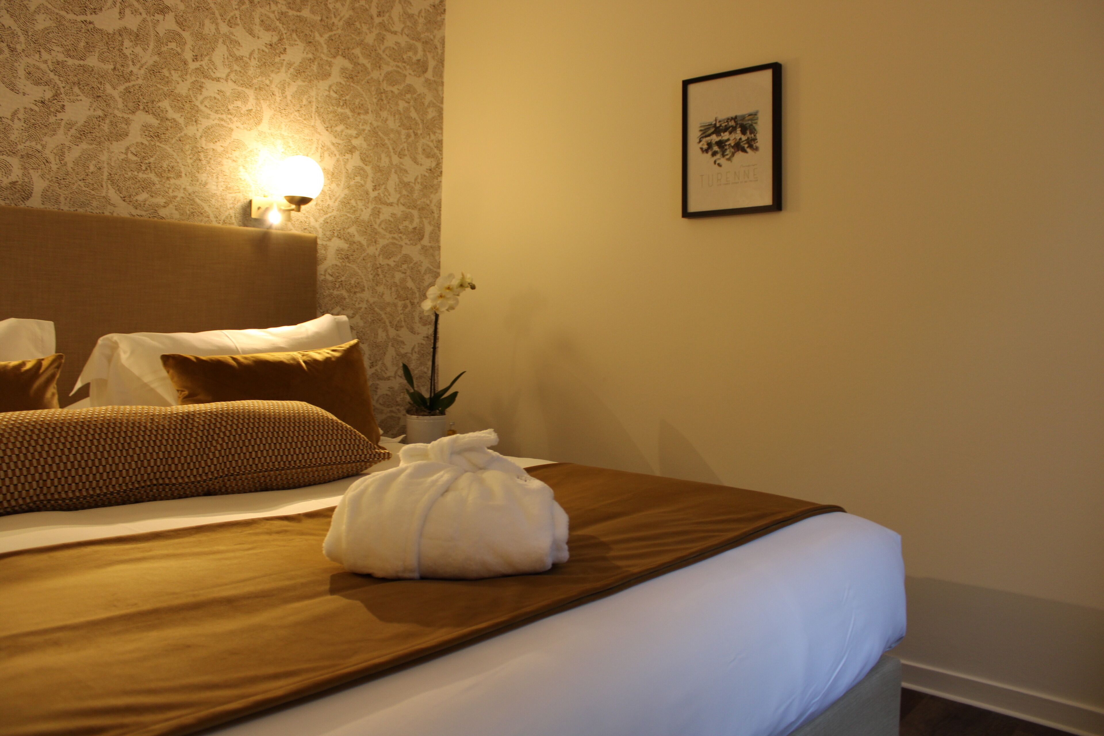 deluxe room | 1 bedroom, pillow-top beds, minibar, desk