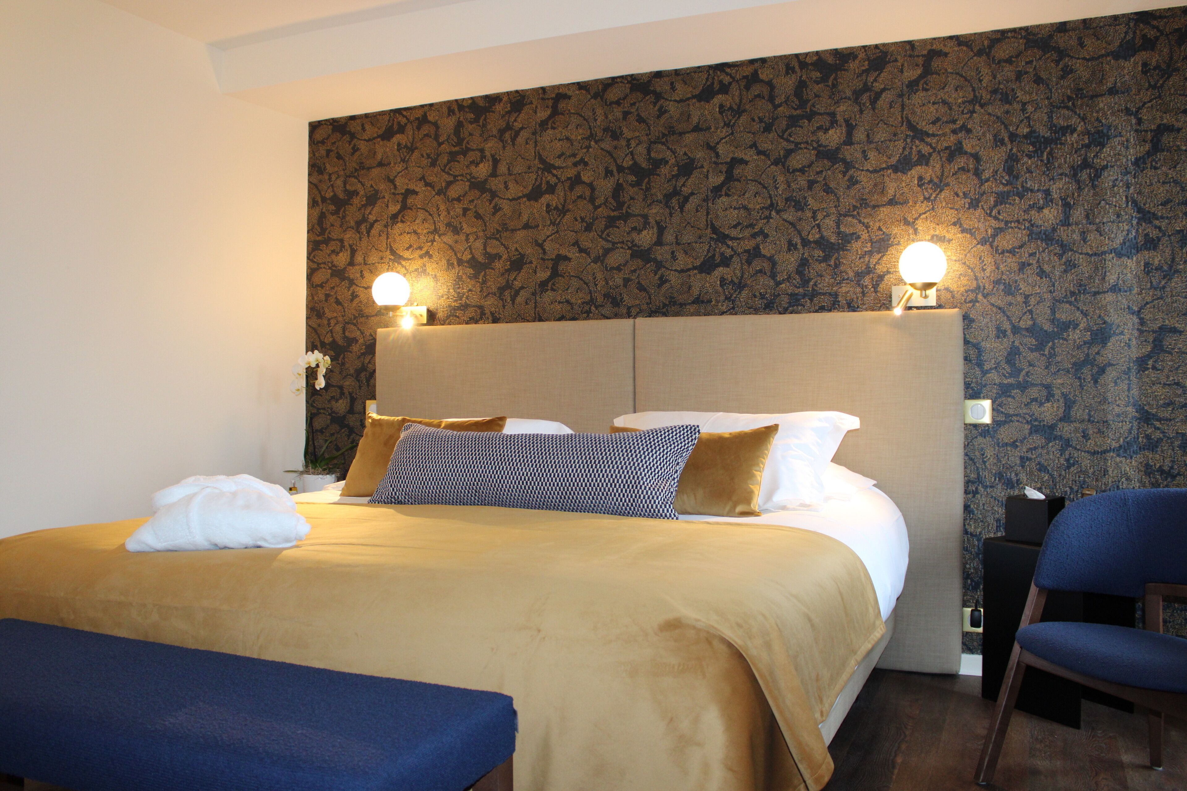 superior room | 1 bedroom, pillow-top beds, minibar, desk