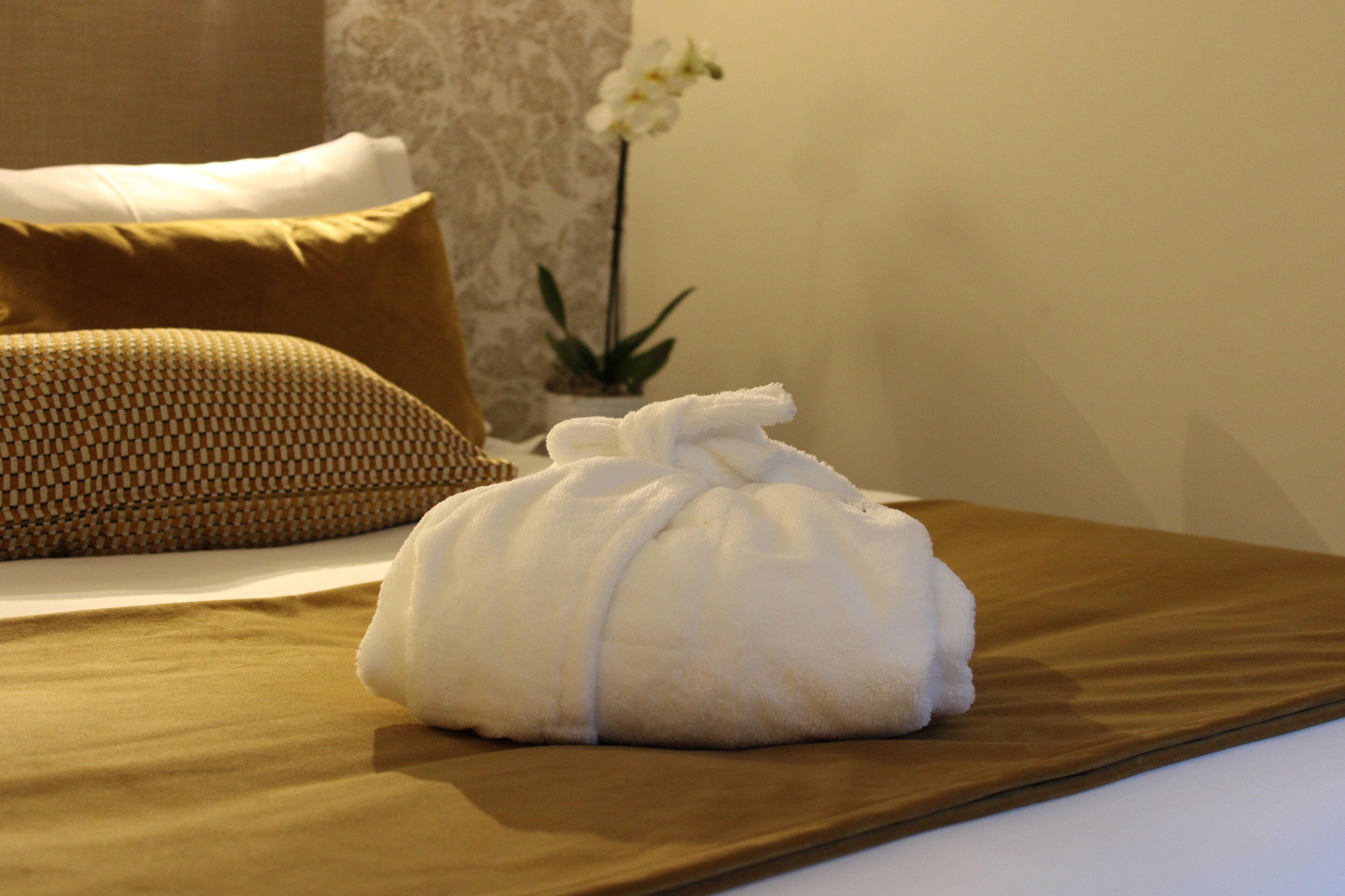 deluxe room | 1 bedroom, pillow-top beds, minibar, desk