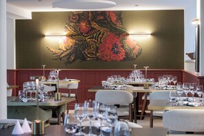 Breakfast, lunch, dinner served; French cuisine