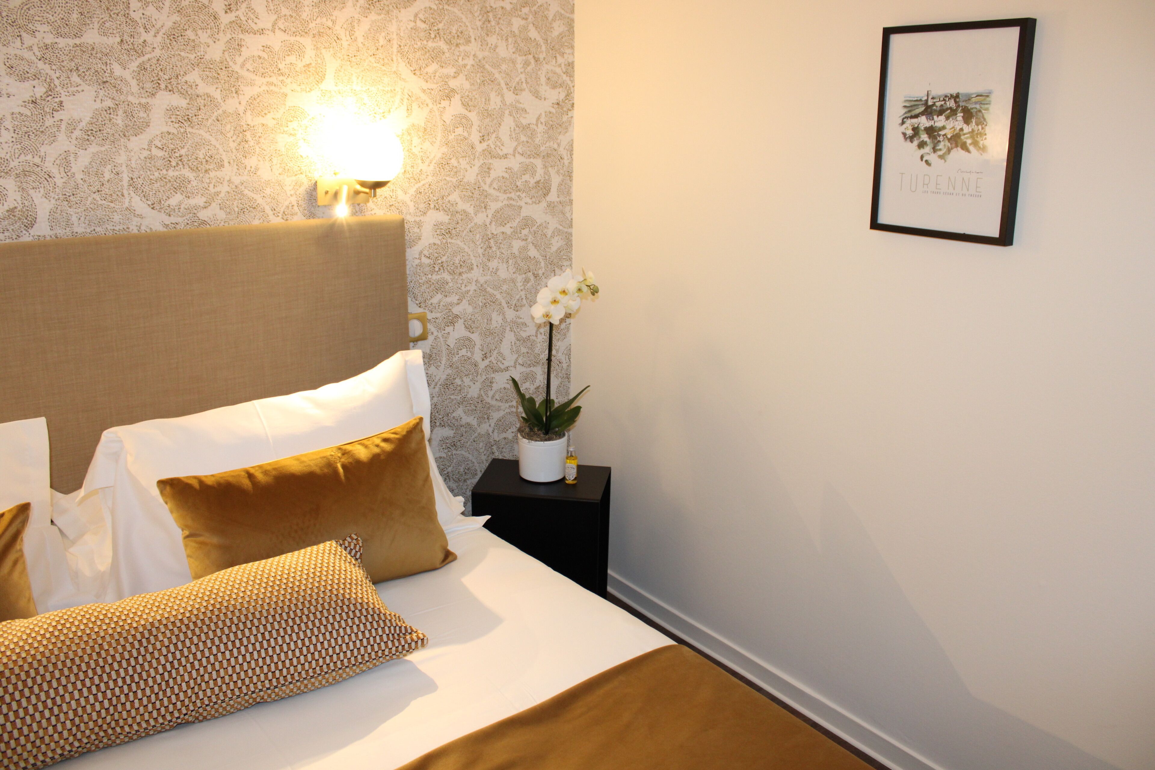 deluxe room | 1 bedroom, pillow-top beds, minibar, desk