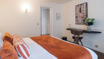 Une chambre d’hôtel avec un lit, un bureau et une chaise.