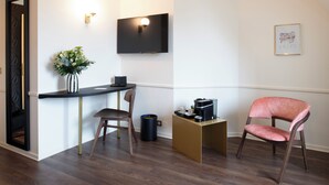 Una habitación moderna con escritorio, silla y cafetera.