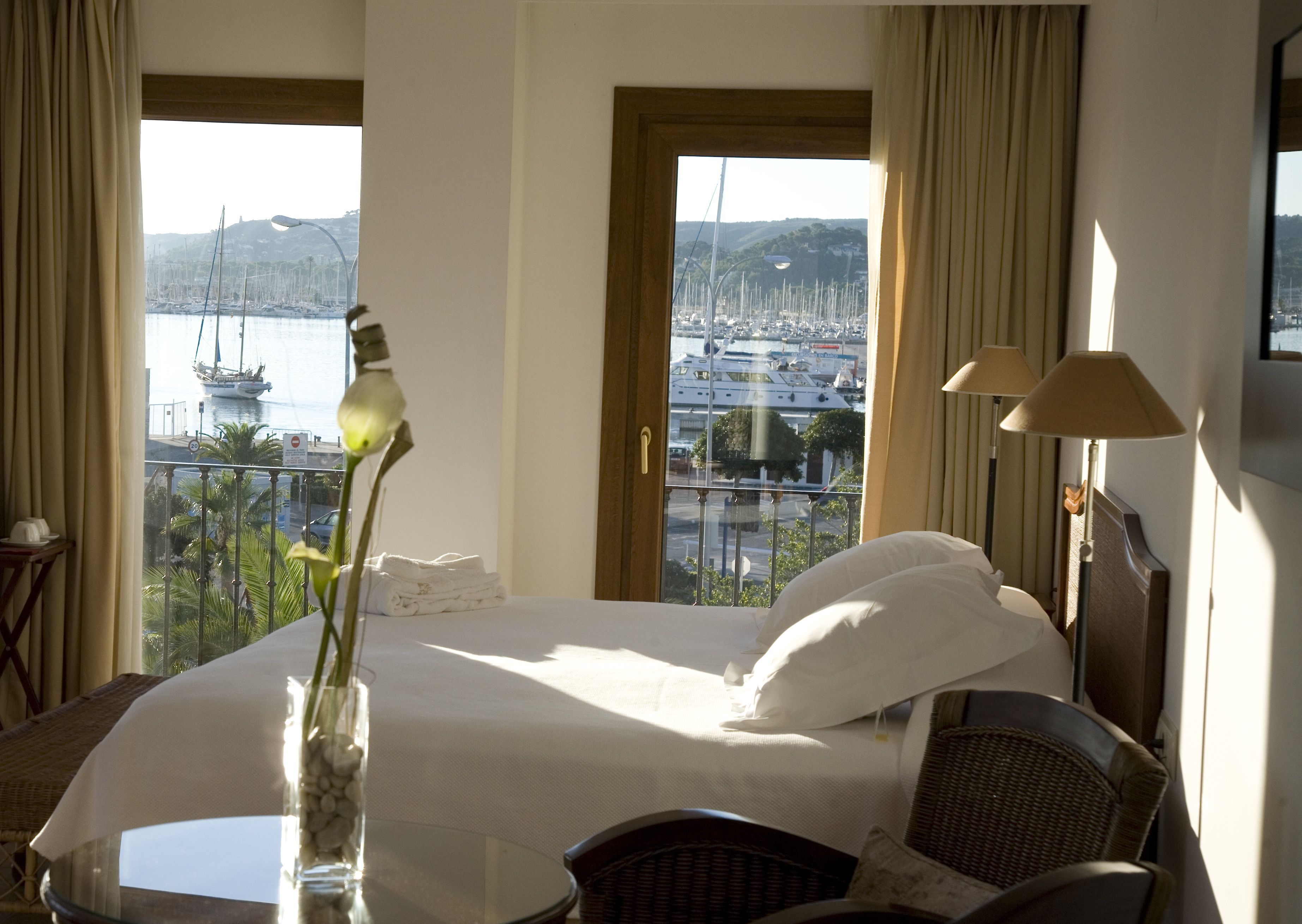 Junior Suite Deluxe room harbor view | Een minibar, een kluis op de kamer, individueel gedecoreerd, een bureau