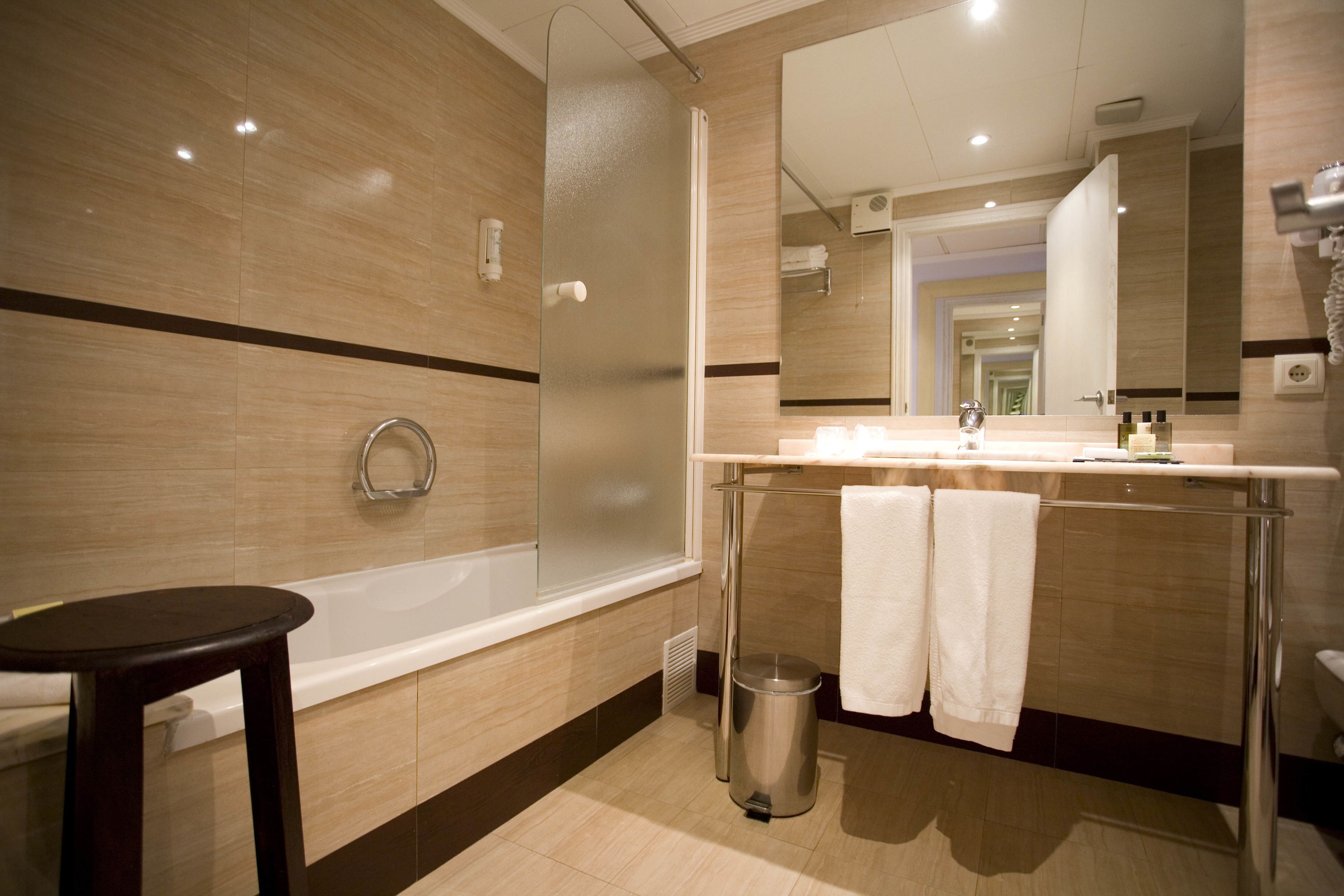 double or twin room, harbor view with terrace | bathroom | combined shower/bathtub, rainfall showerhead, free toiletries, bathrobes