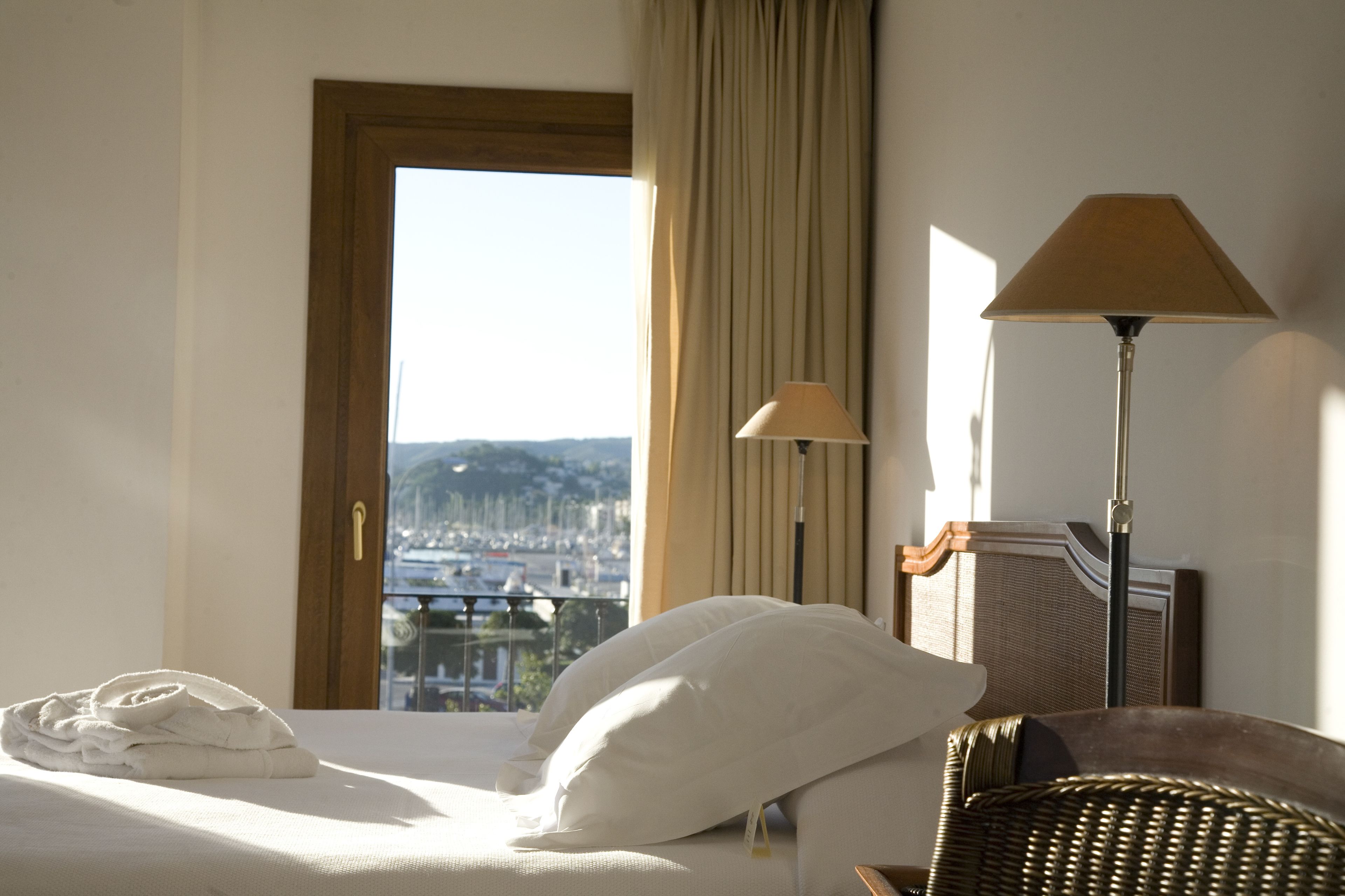 junior suite deluxe room harbor view | 1 bedroom, minibar, in-room safe, individually decorated