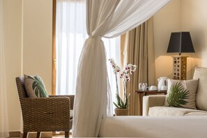 Junior Suite Deluxe room harbor view | Minibar, in-room safe, individually decorated, individually furnished - La Posada del Mar Hotel (Denia)